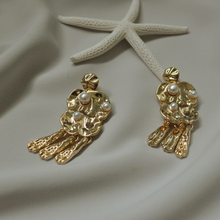 Load image into Gallery viewer, Sepia Tiered Gold Hammered Pearl Earrings
