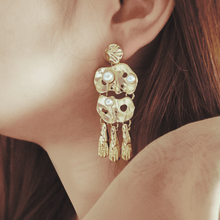 Load image into Gallery viewer, Sepia Tiered Gold Hammered Pearl Earrings
