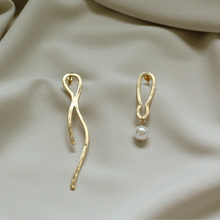 Load image into Gallery viewer, Seiche Asymmetrical Gold Wavy Pearl Earrings
