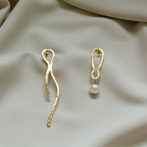 Seiche Asymmetrical Gold Wavy Pearl Earrings