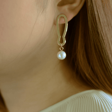 Load image into Gallery viewer, Seiche Asymmetrical Gold Wavy Pearl Earrings
