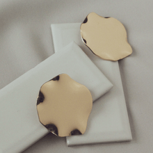 Load image into Gallery viewer, Lune Folded Edges Gold Disc Studs
