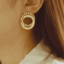 Load image into Gallery viewer, Lumiere Hammered Venn Hoop Studs
