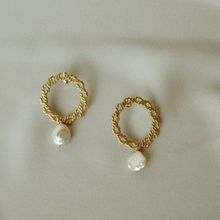 Load image into Gallery viewer, Luces Braided Gold Hoop Studs with Keshi Pearl
