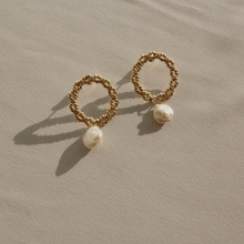 Load image into Gallery viewer, Luces Braided Gold Hoop Studs with Keshi Pearl
