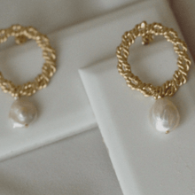 Load image into Gallery viewer, Luces Braided Gold Hoop Studs with Keshi Pearl
