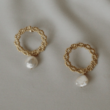 Load image into Gallery viewer, Luces Braided Gold Hoop Studs with Keshi Pearl
