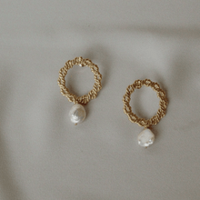 Load image into Gallery viewer, Luces Braided Gold Hoop Studs with Keshi Pearl
