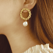 Load image into Gallery viewer, Luces Braided Gold Hoop Studs with Keshi Pearl
