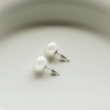 Load image into Gallery viewer, Splendore Pearl Silver Studs
