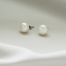 Load image into Gallery viewer, Splendore Pearl Silver Studs
