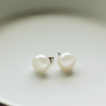 Load image into Gallery viewer, Splendore Pearl Silver Studs
