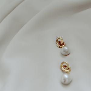 Uri Gold Interlocking Rings Stud with Baroque Pearl Drop