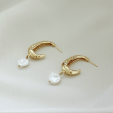 Load image into Gallery viewer, Spica Textured Crescent with Keshi Pearl Earrings
