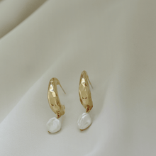 Load image into Gallery viewer, Spica Textured Crescent with Keshi Pearl Earrings
