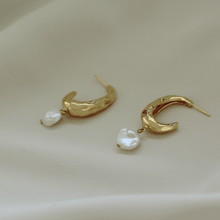 Load image into Gallery viewer, Spica Textured Crescent with Keshi Pearl Earrings
