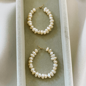 Perola Seed Pearl Gold Hoops