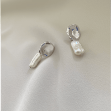 Load image into Gallery viewer, Tokiva Silver Textured Disc Studs with Keshi Pearl Drop
