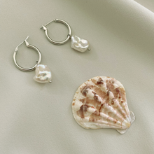 Load image into Gallery viewer, Ora Keshi Pearl Silver Hoops
