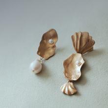 Load image into Gallery viewer, Nairobi Asymmetrical Matte Gold Shell Studs with Baroque Pearl Dangle
