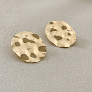 Trine Wavy Textured Disc Earrings in Gold