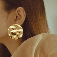 Load image into Gallery viewer, Trine Wavy Textured Disc Earrings in Gold

